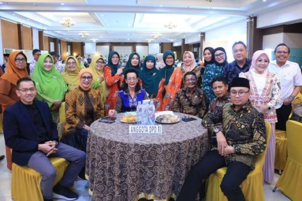 Wakil ketua DPD RI GKR Hemas dalam FGD bertema Menyingkap Beban Ganda dan Trauma: Eksplorasi Mendalam Kesehatan Mental Perempuan di Era Kontemporer di Universitas PGRI Semarang, Jawa tengah, Minggu (7/12/2025). Foto: dpd/katakini 