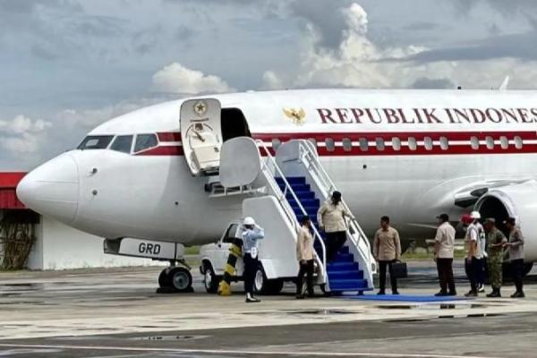 Presiden Prabowo Subianto saat tiba di Bandara Internasional Sultan Iskandar Muda, Aceh, Minggu (7/12/2025) (Foto: Antara/Genta Tenri Mawangi) 