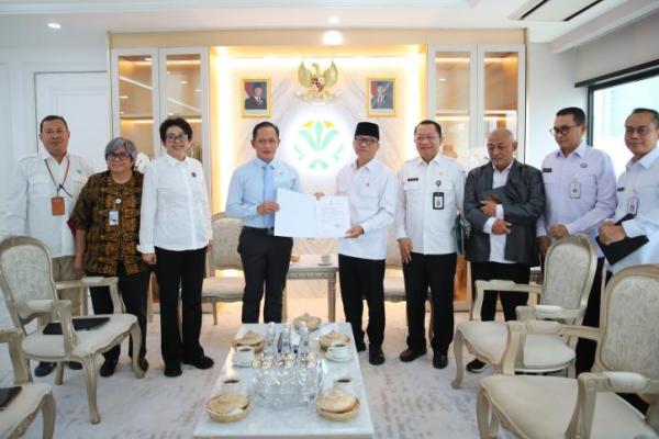 Mendes PDT Yandri Susanto saat audiensi dengan Menteri LH Hanif di Kantor KLH Jakarta (Foto: Humas Kemendes PDT) 