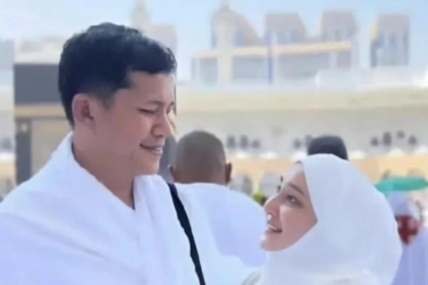 Bupati Aceh Selatan saat umroh bersama istri (Foto: Ist) 