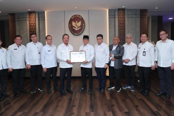 Menteri Desa dan Pembangunan Daerah Tertinggal (Mendes PDT) Yandri Susanto saat audiensi dengan Menteri KKP Sakti Wahyu Trenggono (Foto: Ist/Kemendes PDT) 