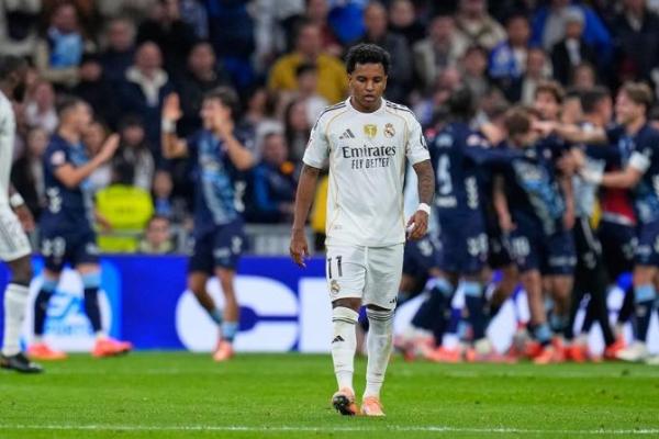 Rodrygo bereaksi setelah Williot Swedberg mencetak gol kedua timnya dalam laga La Liga antara Real Madrid vs Celta Vigo di Santiago Bernabeu, 8 Desember 2025 (Foto: AP Photo/Manu Fernandez) 