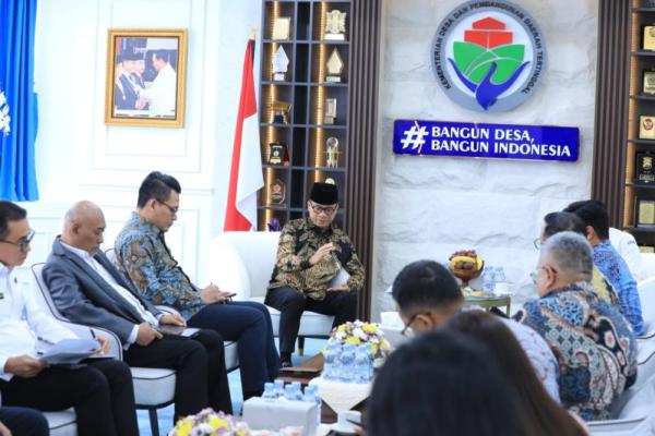 Menteri Desa dan Pembangunan Daerah Tertinggal (Mendes PDT) Yandri Susanto saat menerima audiensi Pimpinan Bank Milik Pemerintah dan Bank Jawa Tengah (Jateng) (Foto: Humas Kemendes PDT) 