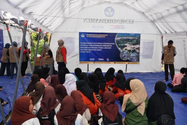 Kemendikdasmen melakukan pendampingan psikososial guna pemulihan mental peserta didik yang terdampak bencana di Kabupaten Agam, Sumatra Barat (Foto: Kemendikdasmen) 