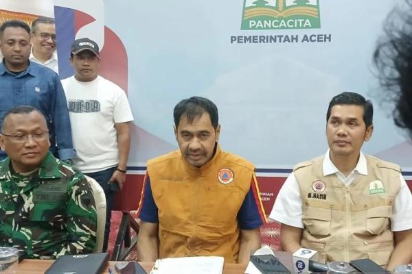 Gubernur Aceh Muzakir Manaf alias Mualem saat memberikan keterangan kepada awak media usai menetapkan perpanjangan status tanggap darurat bencana hidrometeorologi Aceh (Foto: Antara/Rahmat Fajri) 