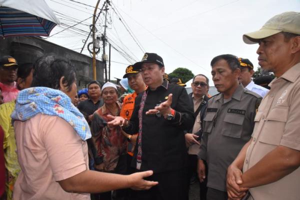 Ketua Komisi V DPR RI Lasarus saat melakukan kunjungan kerja ke lokasi terdampak di Kelurahan Lopian, Kecamatan Badiri, Kabupaten Tapanuli Tengah, SUmatera Utara, Rabu (Foto: DPR) 