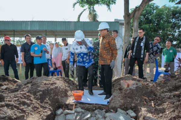 Mendes PDT Yandri Susanto saat melakukan peletakan batu pertama Koperasi Desa (Kopdes) Merah Putih di Lombok Barat (Foto: Humas Kemendes PDT) 