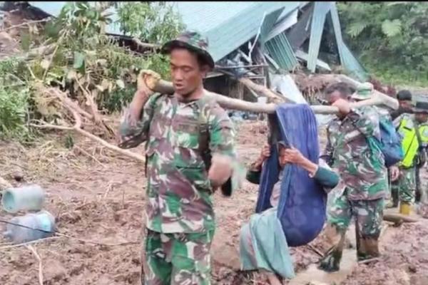 Dua anggota TNI saat membawa lansia penderita stroke yang menjadi korban banjir di Aceh menggunakan tandu dari kain sarung (Foto: Humas Mabes TNI) 