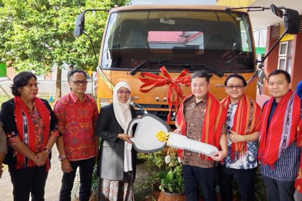 PT Krama Yudha Tiga Berlian Motors (PT KTB) mendonasikan 1 (satu) unit Mitsubishi Fuso Fighter sebagai kendaraan praktik ke SMK Negeri 3 Ambon, Maluku (Foto: Ist) 