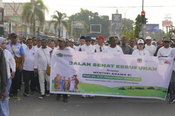 Menteri Agama (Menag) Nasaruddin Umar saat melepas kegiatan Jalan Sehat Kerukunan Lintas Agama di Kota Sorong, Sabtu (Foto: Kemenag) 