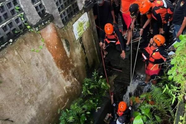 Petugas BPBD dan Polres Badung melakukan evakuasi korban WNA diduga menerobos banjir di Jalan Krisnantara, Desa Tibubeneng Kecamatan Kuta Utara, Badung, Bali, Minggu (Foto: Humas Polres Badung) 