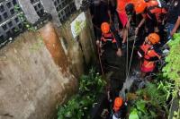 Petugas BPBD dan Polres Badung melakukan evakuasi korban WNA diduga menerobos banjir di Jalan Krisnantara, Desa Tibubeneng Kecamatan Kuta Utara, Badung, Bali, Minggu (Foto: Humas Polres Badung)