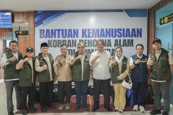Wakil Menteri Agama (Wamenag) Romo Muhammad Syafii (ketiga dari kiri) saat ikut membersamai Ketua MPR, Ahmad Muzani, menyerahkan bantuan di Aceh Utara, Tapanuli Selatan, dan Tabing Banda Gadang, Nanggalo Padang, Sumatra Barat, Sabtu (Foto: Kemenag) 