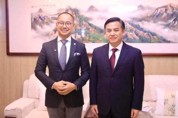 Wakil Ketua MPR dari Fraksi PAN, Eddy Soeparno foto bersama Vice Chairman sekaligus Sekretaris Jenderal CIIDS, Wang Boyong (Foto: MPR) 