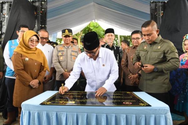 Menteri Desa dan Pembangunan Daerah Tertinggal (Mendes PDT) Yandri Susanto saat Peresmian Workshop Pemberdayaan Ekonomi Kolaboratif Desa Siapsiaga di Desa Muruy Kecamatan Menes Kabupaten Pandeglang (Foto: Humas Kemendes PDT) 