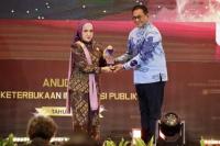 Direktur Utama AirNav Indonesia Capt. Avirianto Suratno (kanan) saat menerima penghargaan dari Komisi Informasi Publik di Jakarta, Senin (15/12/2025): airnav/katakini