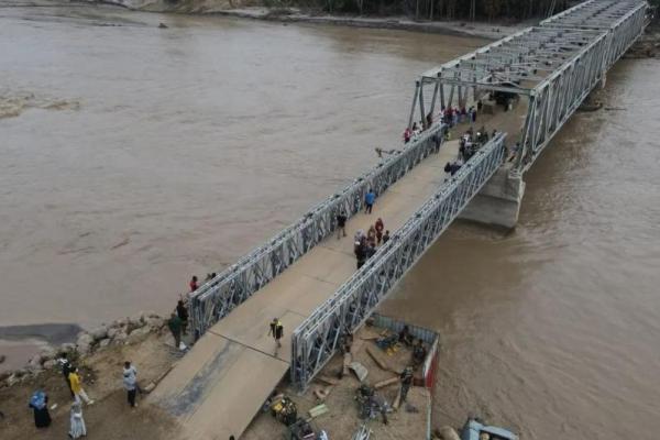 Jembatan bailey sebagai akses jalan nasional Bireuen - Bener Meriah yang kembali fungsional (Foto: Humas Pemprov Aceh) 