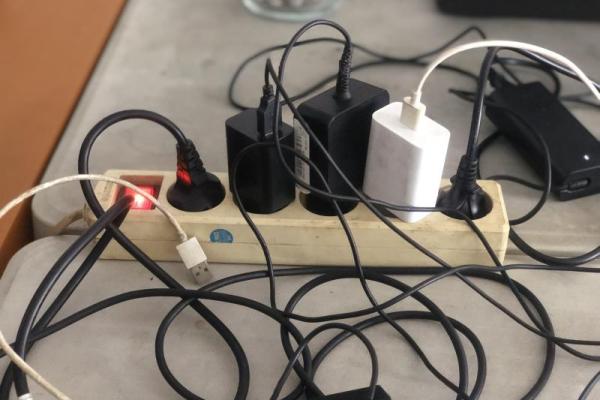 Ilustrasi colokan listrik di rumah(Foto: Habib/Katakini.com) 