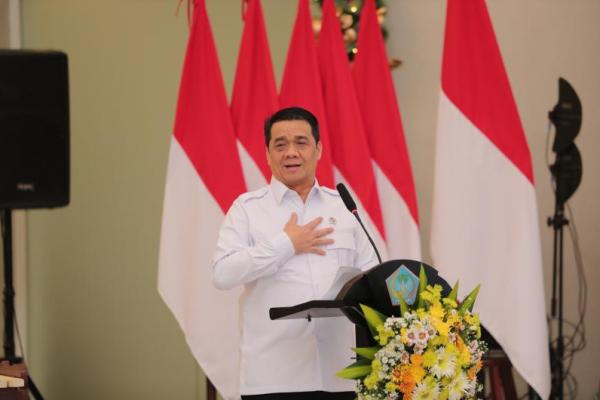 Wamendes PDT Ahmad Riza Patria saat meluncurkan penyalaan listrik desa selama 24 jam bagi empat pulau terluar dan terdepan di Sulawesi Utara (Foto: Humas Kemendes PDT) 