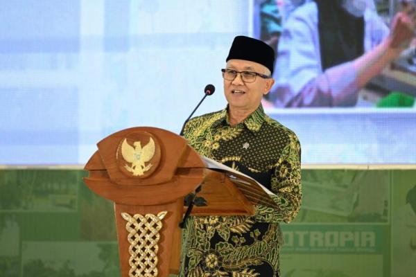 Wamendikdasmen Atip Latipulhayat pada kegiatan SEAMEO Biotrop Outlook 2025-2026 bertajuk Innovations and Partnership for Transformative Biodiversity Education and Sustainable Future (Foto: Kemendikdasmen) 