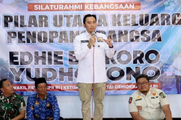Wakil Ketua MPR RI Edhie Baskoro Yudhoyono (Ibas) dalam Silaturahmi Kebangsaan dan Sosialisasi 4 Pilar MPR RI bertema Ibu Pilar Utama Keluarga, Penopang Bangsa bersama warga Desa Sukowidi di Kabupaten Magetan (Foto:Humas MPR)