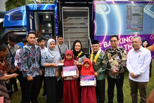 Kementerian Pendidikan Dasar dan Menengah (Kemendikdasmen) menyosialisasikan sekaligus mempercepat penyaluran Program Indonesia Pintar (PIP) melalui Mobil Layanan Gerak, di SMK Muhammadiyah 1 Moyudan, Kabupaten Sleman, Yogyakarta, Kamis (Foto: Ist/Kemendikdasmen) 