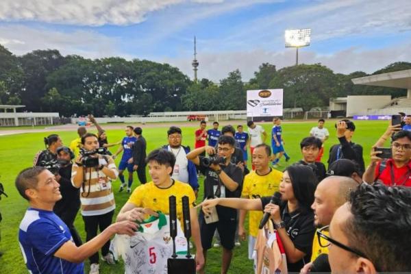 Direktur I.League Ferry Paulus (kiri) dan pesohor Atta Halilintar (tengah) mengikuti kegiatan lelang jersi sebagai bagian dari acara Laga Sepak Bola untuk Sumatera (Foto: Ant) 