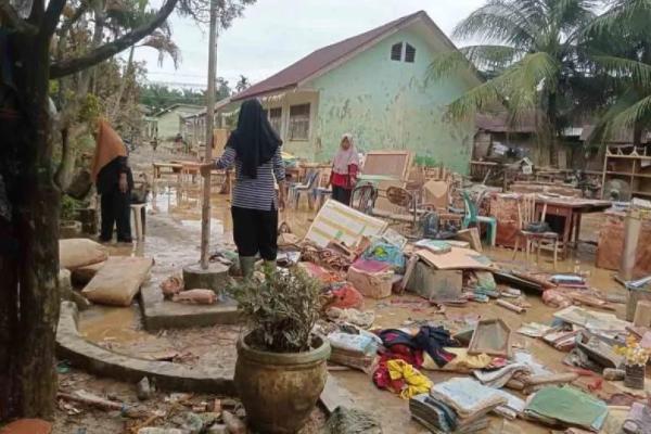 Guru sedang membersihkan area sekolah akibat diterjang banjir di Aceh Tamiang (Foto: Disdikbud Aceh Tamiang) 