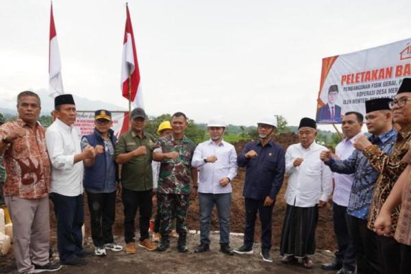 Peletakan batu pertama Koperasi Desa Merah Putih di Desa Kembang Belor, Kabupaten Mojokerto, Minggu (21/12/2025) (Foto: Humas Kemendes PDT) 
