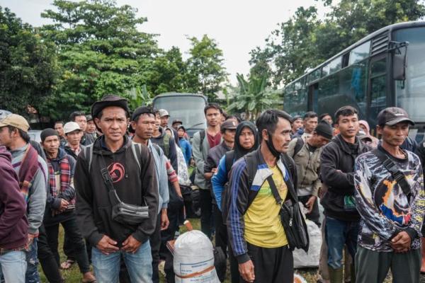 Sejumlah warga asal Jawa Tengah yang terdampak bencana di Sumatra (Foto: Humas Kemenko PM) 