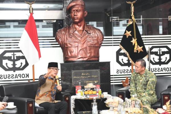 Menteri Desa dan Pembangunan Daerah Tertingga (Mendes PDT) Yandri Susanto saat audiensi dengan Panglima Kopassus Letnan Jenderal TNI Djon Afriandi (Foto: Humas Kemendes PDT) 