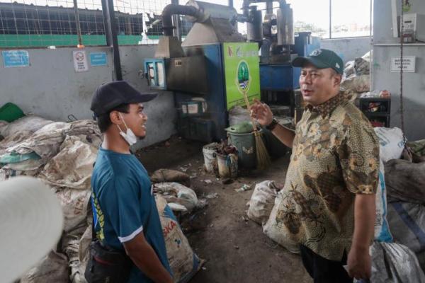 Wakil Ketua DPR RI Cucun Ahmad Samsurijal saat meninjau langsung TPS 3R Padangmukti, Senin (Foto: DPR) 