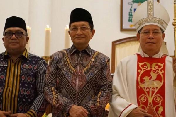 Menteri Agama (Menag) Nasaruddin Umar saat meninjau perayaan Natal di Gereja Katedral Hati Tersuci Maria, Manado (Foto: Kemenag) 