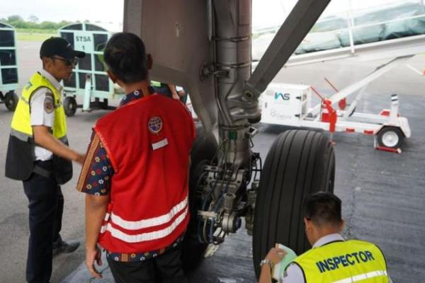 Kegiatan inspeksi keselamatan pesawat udara di Bandara Internasional Komodo, Nusa Tenggara Timur. Foto: hubud/katakini 