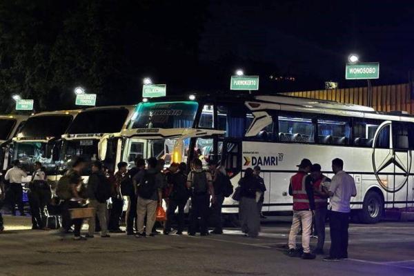 Sejumlah penumpang di Terminal DAMRI. Foto: damri/katakini 