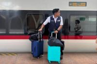 Porter kereta cepat atau whoosh di Stasiun Halim, Jakarta (Foto: kcic/katakini)