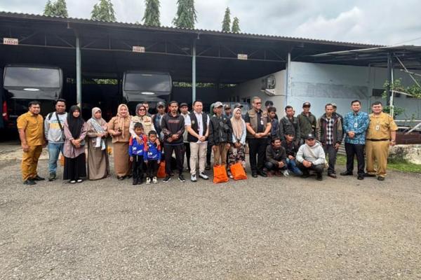 Sejumlah pekerja asal Jawa Tengah, Jawa Barat, dan Banten yang dipulangkan oleh Kemenko PM akibat terdampak bencana di Sumatra (Foto: Humas Kemenko PM) 