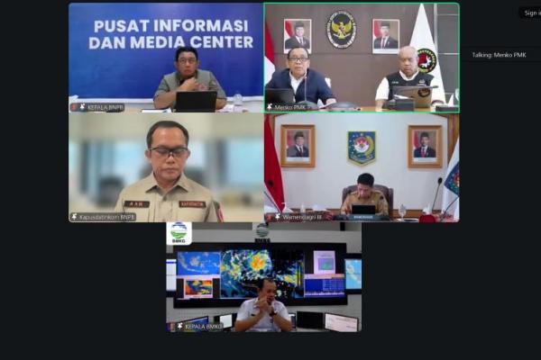 Menko PMK Pratikno saat memimpin Rapat Koordinasi Apel Kesiapsiagaan Bencana Hidrometeorologi Basah bersama sejumlah kepala daerah secara daring (Foto: Kemenko PMK) 