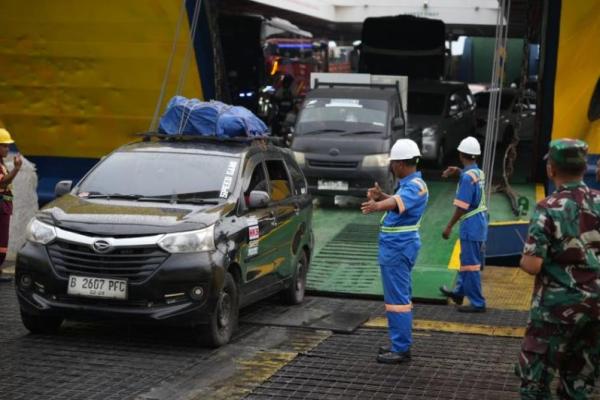 Aktifitas penyeberangan di Pelabuhan Ketapang, Banyuwangi, Jawa Timur. Foto: asdp/katakini 