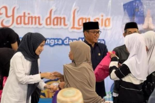 Menteri Desa dan Pembangunan Daerah Tertinggal (Mendes PDT) Yandri Susanto saat menghadiri Doa Akhir Tahun yang digelar Pemerintah Desa Ujung Tebu, Kecamatan Ciomas, Kabupaten Serang (Foto: Humas Kemendes PDT) 