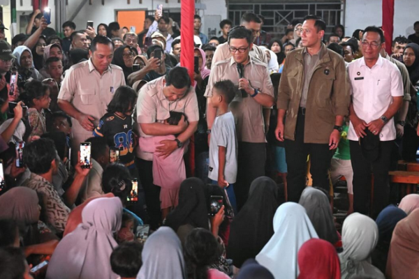 Presiden Prabowo Subianto pada malam pergantian Tahun Baru bersama masyarakat Desa Batu Hula, Kecamatan Batang Toru, Kabupaten Tapanuli Selatan, Sumatra Utara, Rabu (31/12/2025) malam (Foto: SS Presiden/BPMI Setpres/Kris) 