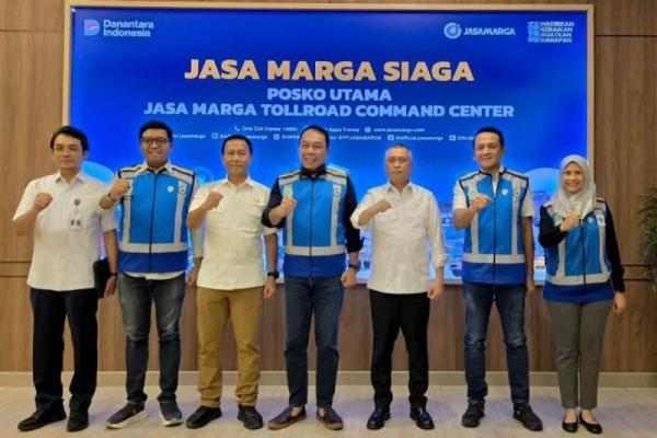 Menteri Perhubungan Dudy Purwagandhi (ketiga kanan) saat memantau arus lalu lintas di sejumlah titik strategis jalur tol keluar-masuk Jakarta (Foto: Humas Kemenhub) 