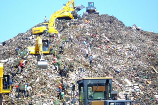Gunung sampah di TPST Bantargebang (Foto: Wikipedia) 