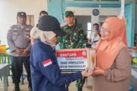 Bantuan sembako untuk masyarakat di kawasan transmigrasi Barelang, Provinsi Kepulauan Riau (Foto: Humas Kemenko PM)