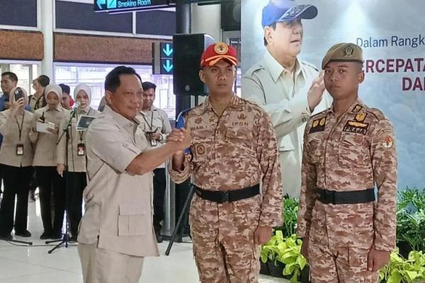 Menteri Dalam Negeri (Mendagri) Tito Karnavian melepas pengiriman 1.138 praja Institut Pemerintahan Dalam Negeri (IPDN) untuk membantu pemulihan wilayah desa yang terdampak bencana Sumatra (Foto: Antara) 