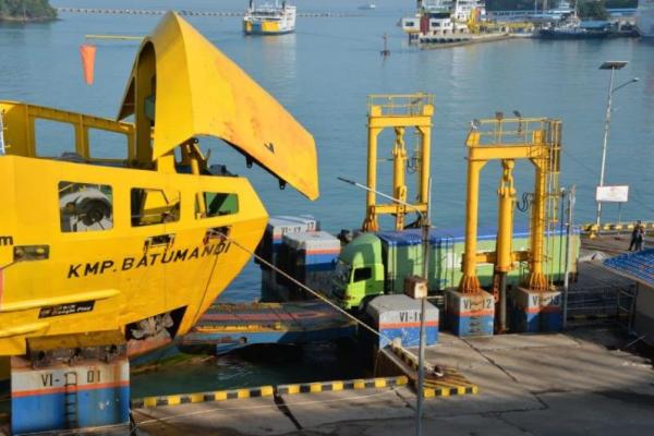 Kendaraan truk memasuki lambung kapal penyeberangan di Pelabuhan Merak, Banten. Foto: asdp/katakini 