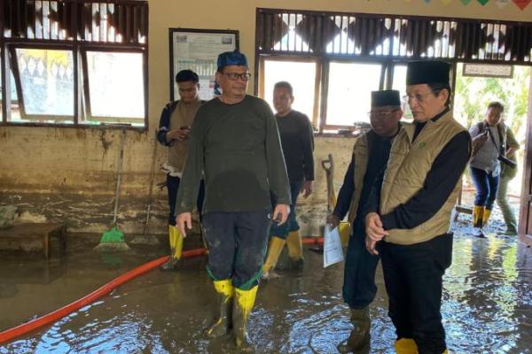 Menteri Agama (Menag) Nasaruddin Umar ketika meninjau proses pembersihan lumpur di MIN 43 Bireuen (Foto: Kemenag) 