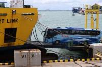 Bus penumpang memasuki lambung kapal penyeberangan. Foto: asdp/katakini