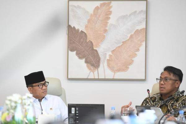 Menteri Desa dan Pembangunan Daerah Tertinggal (Mendes PDT) Yandri Susanto saat audiensi dengan Wakil Direktur Utama Bank Mandiri Henry Panjaitan di Menara Mandiri Jakarta (Foto: Humas Kemendes PDT) 