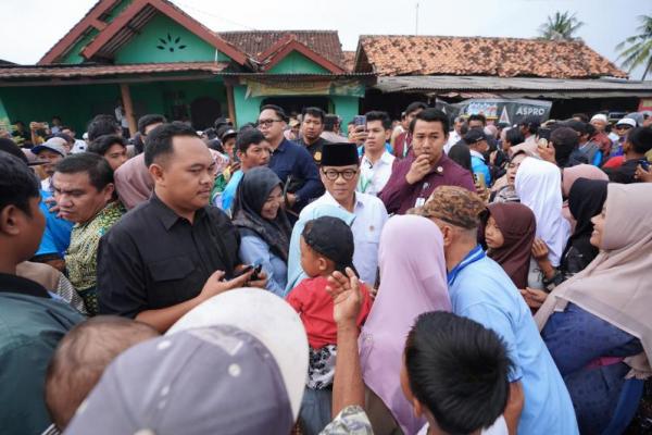 Mendes PDT Yandri Susanto saat menghadiri panen raya di Kabupaten Karawang (Foto: Humas Kemendes PDT) 